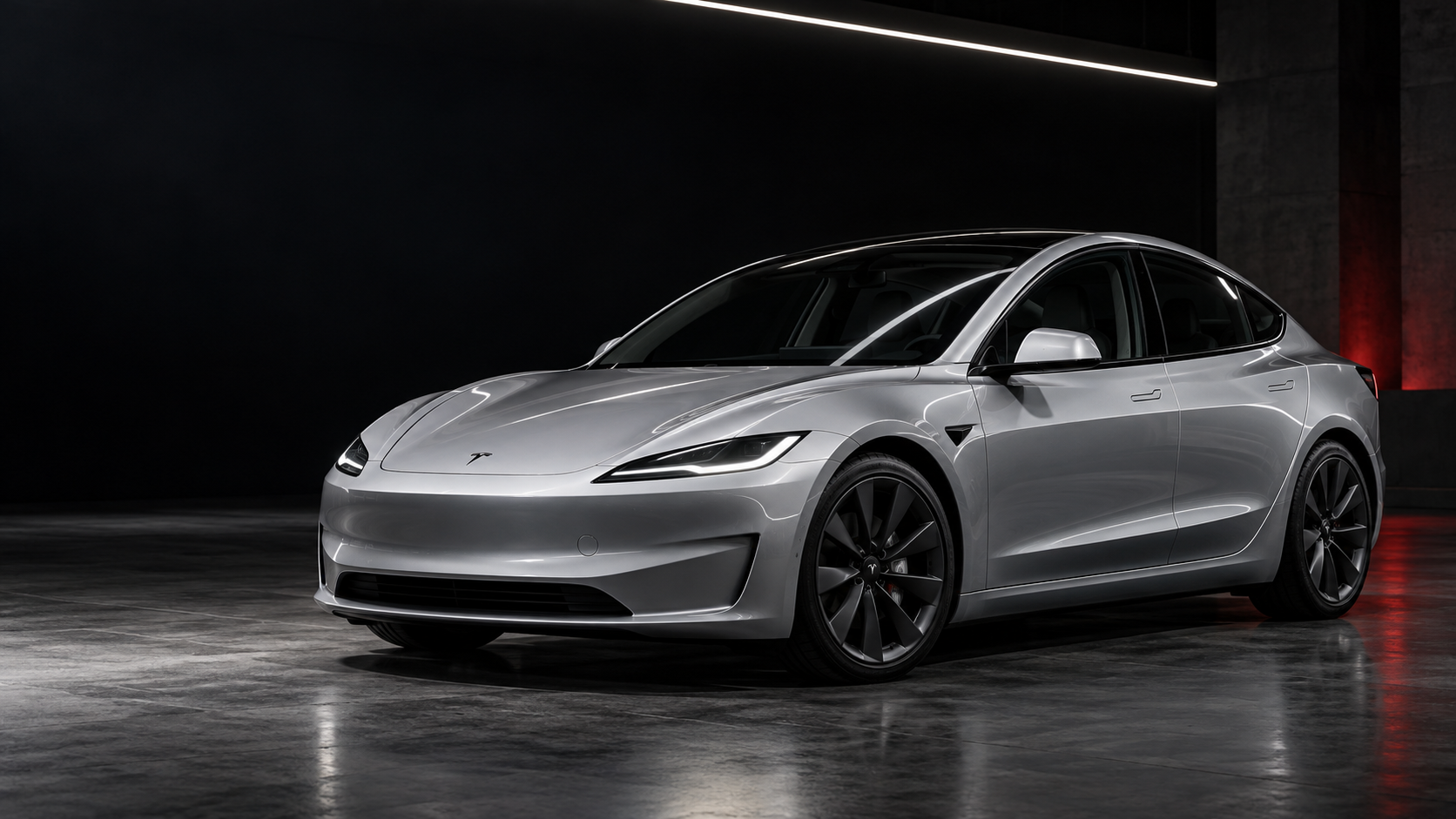 Stříbrná Tesla Model 3 v tmavém studiu — vizualizace